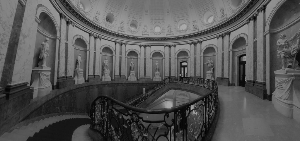 Einblick in das Treppenhaus des Bode Museums, Berlin 2022.