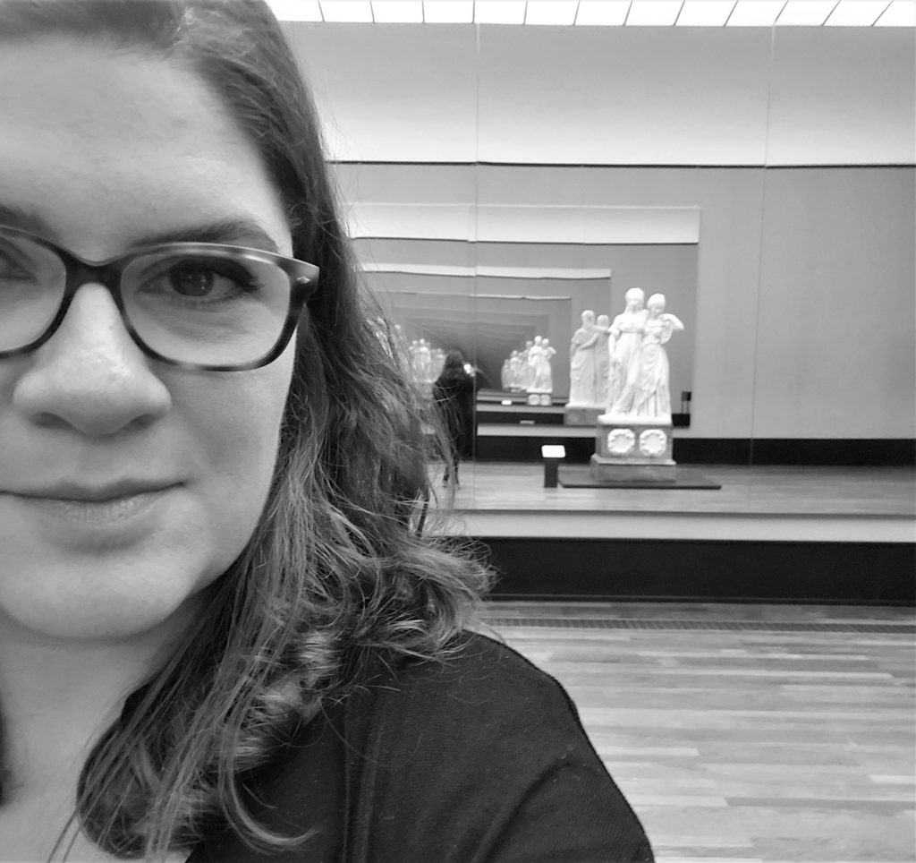 Ich, Miriam Schmidt, in einer Sonderausstellung in der Alten Nationalgalerie Berlin, 2022.